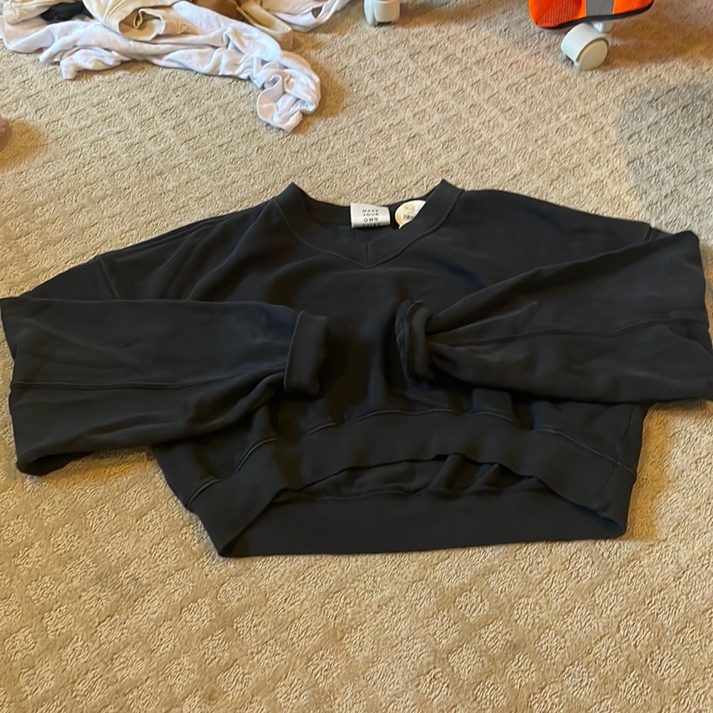 black v neck sweat shirt cropped